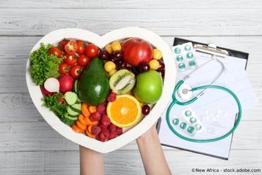 Herzförmiger Teller mit Obst und Gemüse