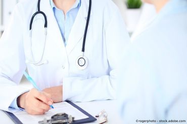 Arzt berät Patienten