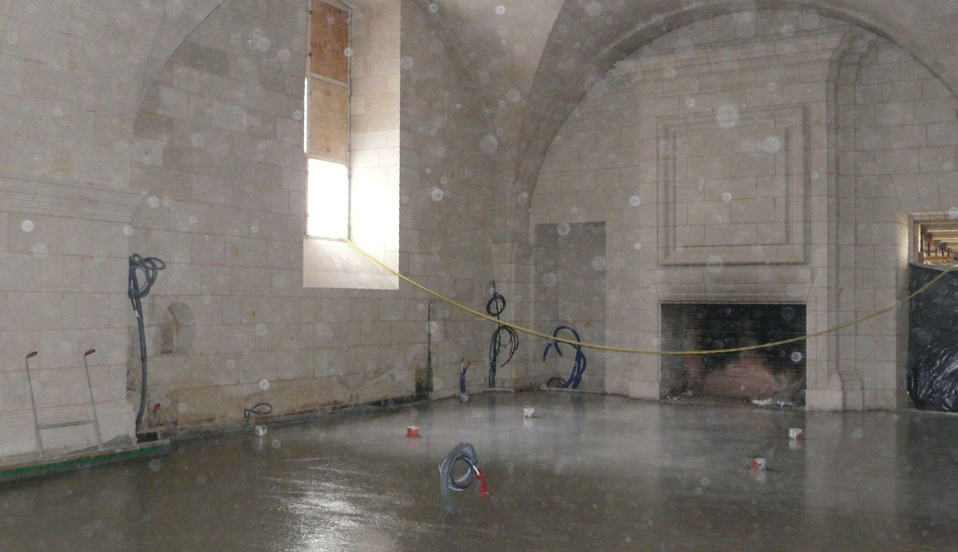 Chape intérieure en cours de séchage posée sur un plancher chauffant