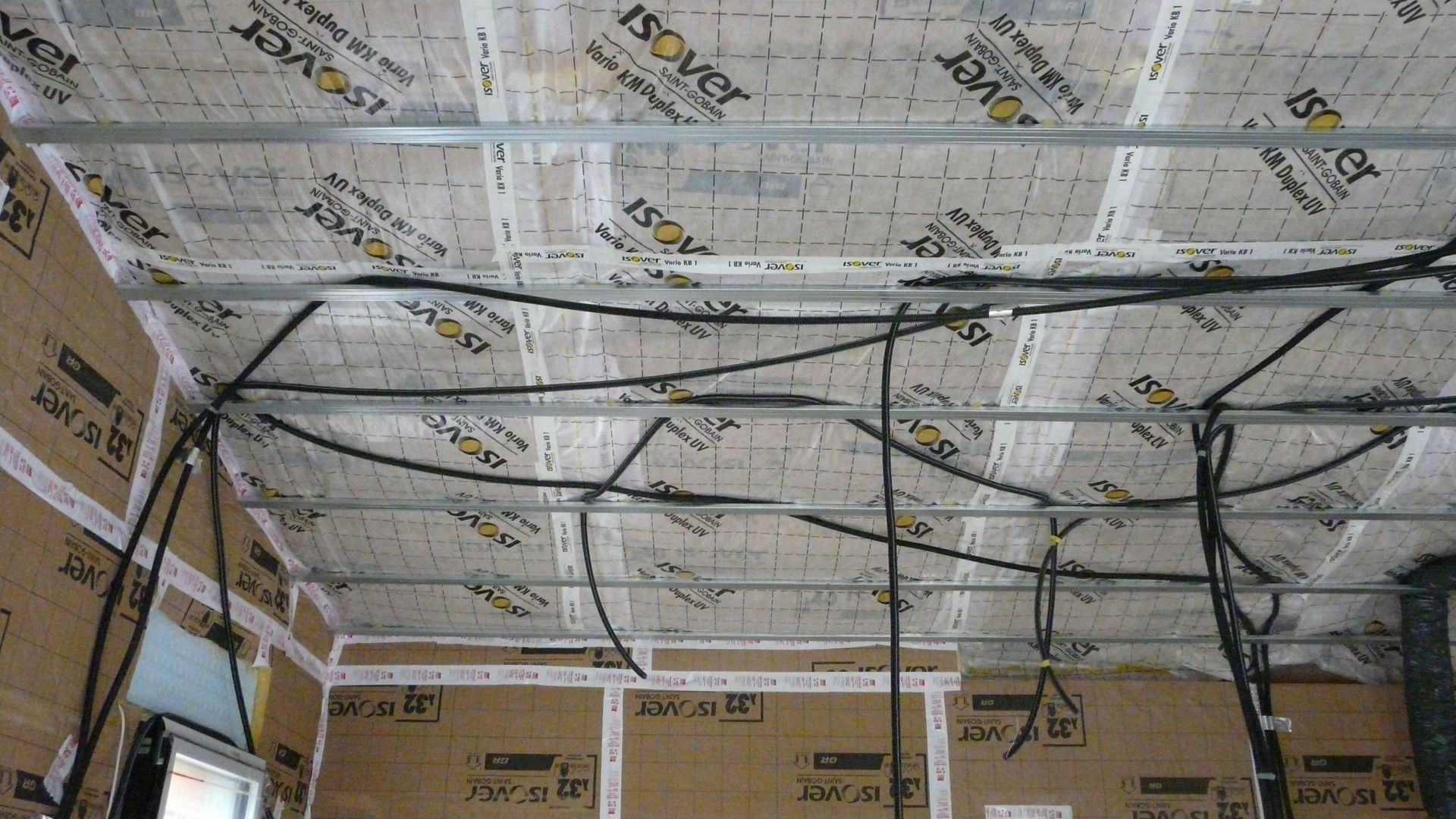 Isolation de plafond avec des membranes accrochées aux rails 