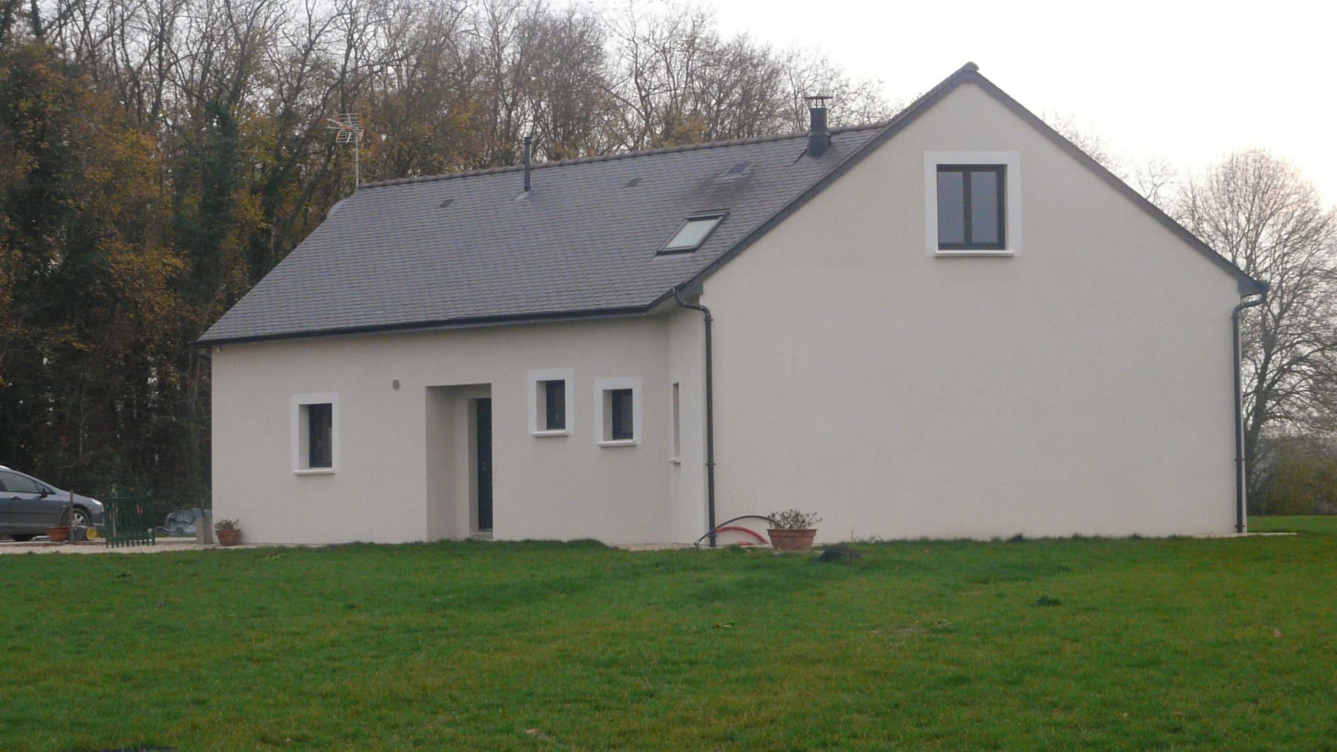 Vue d'ensemble d'une maison individuelle construite en briques 