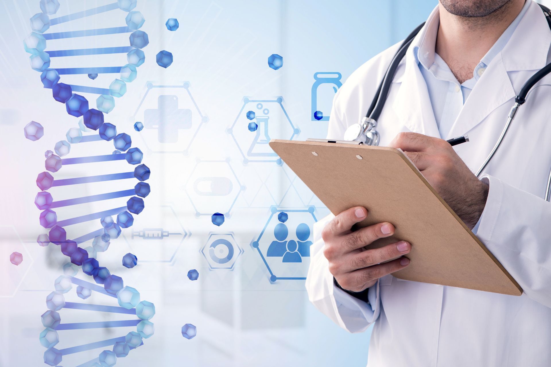 Médico escribiendo en un portapapeles, con un gráfico de cadena de ADN e íconos médicos en el fondo.
