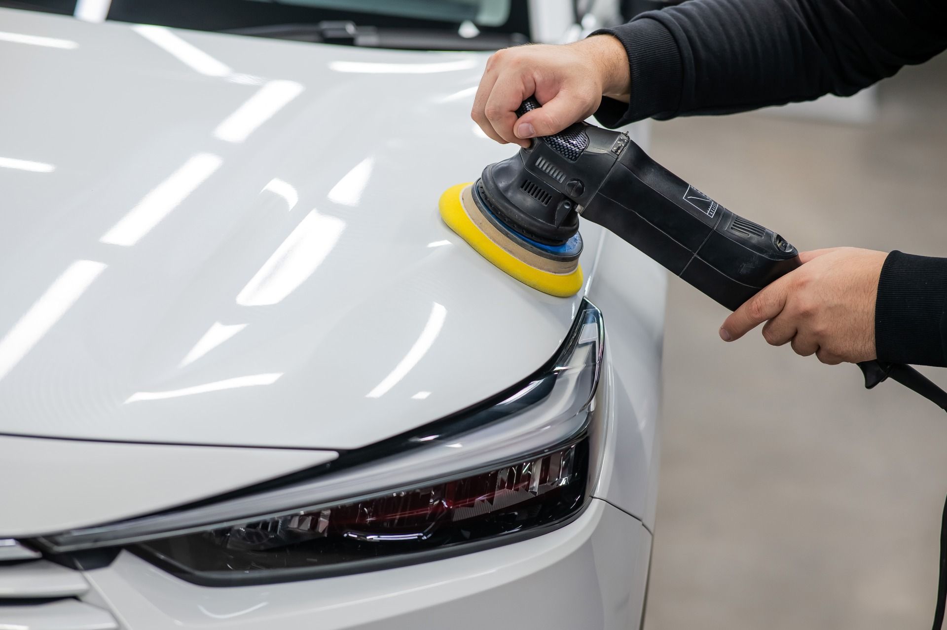 Karosseriebau & Lackiererei Dieckhoff - Kfz-Mechaniker poliert weißes Auto