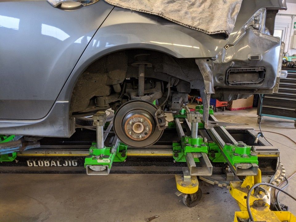 Karosseriebau & Lackiererei Dieckhoff - Auto auf Hebebühne mit abmontierter Bereifung