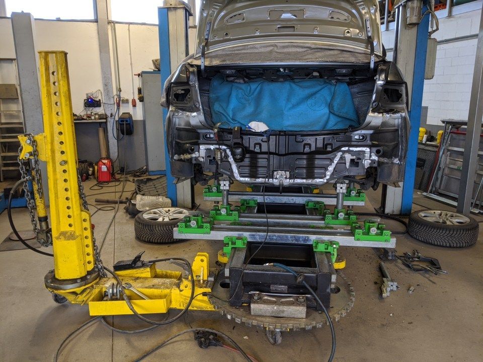 Karosseriebau & Lackiererei Dieckhoff - Fahrzeugkarosserie auf einer Hebebühne