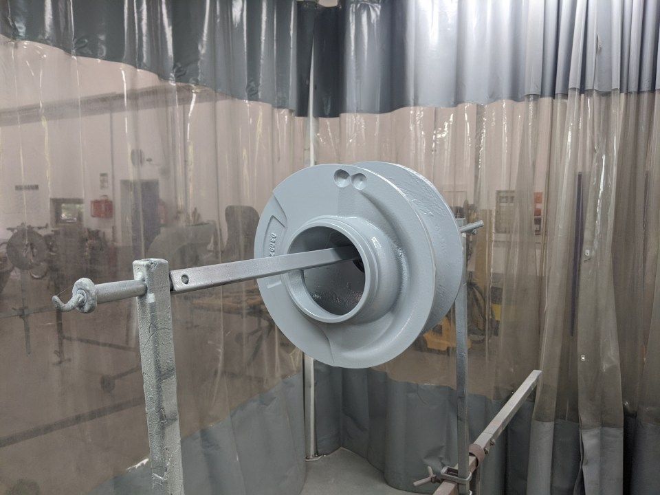 Karosseriebau & Lackiererei Dieckhoff - Lackiertes Karosserieteil in einer Lackierwerkstatt