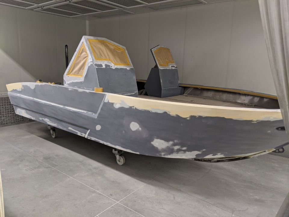 Karosseriebau & Lackiererei Dieckhoff - Motorboot mit freigelegter Grundierung