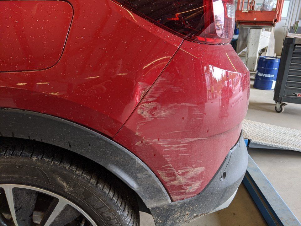 Karosseriebau & Lackiererei Dieckhoff - Deutlich sichtbare Kratzer am hinteren Bereich eines roten Autos