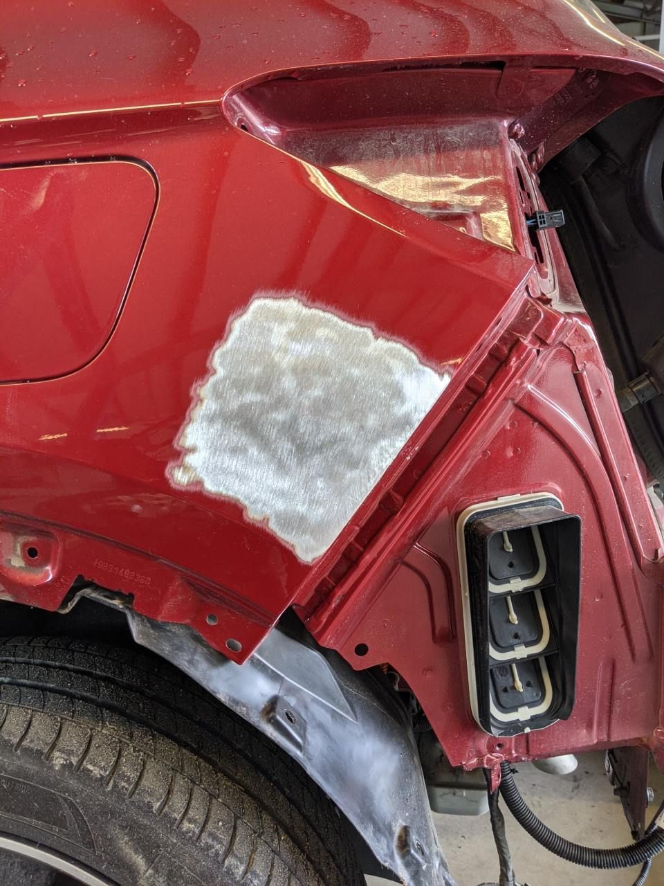 Karosseriebau & Lackiererei Dieckhoff - Lack an einer verkratzten Stelle eines Autos wurde entfernt