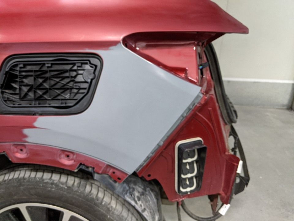 Karosseriebau & Lackiererei Dieckhoff - Eine graue Grundierung wurde auf ein beschädigtes Karosserieteil aufgetragen