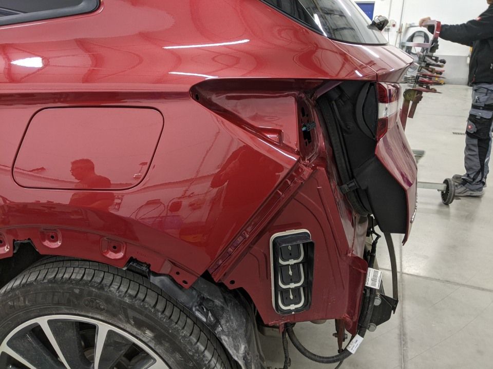 Karosseriebau & Lackiererei Dieckhoff - Der Lackschaden an einem roten Fahrzeug wurde komplett behoben und der Lack erneuert