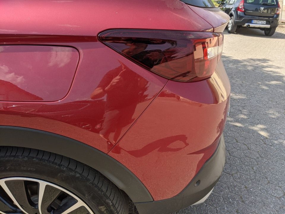 Karosseriebau & Lackiererei Dieckhoff - Das rote Auto nach der Lackreparatur - kein Schaden ist mehr sichtbar