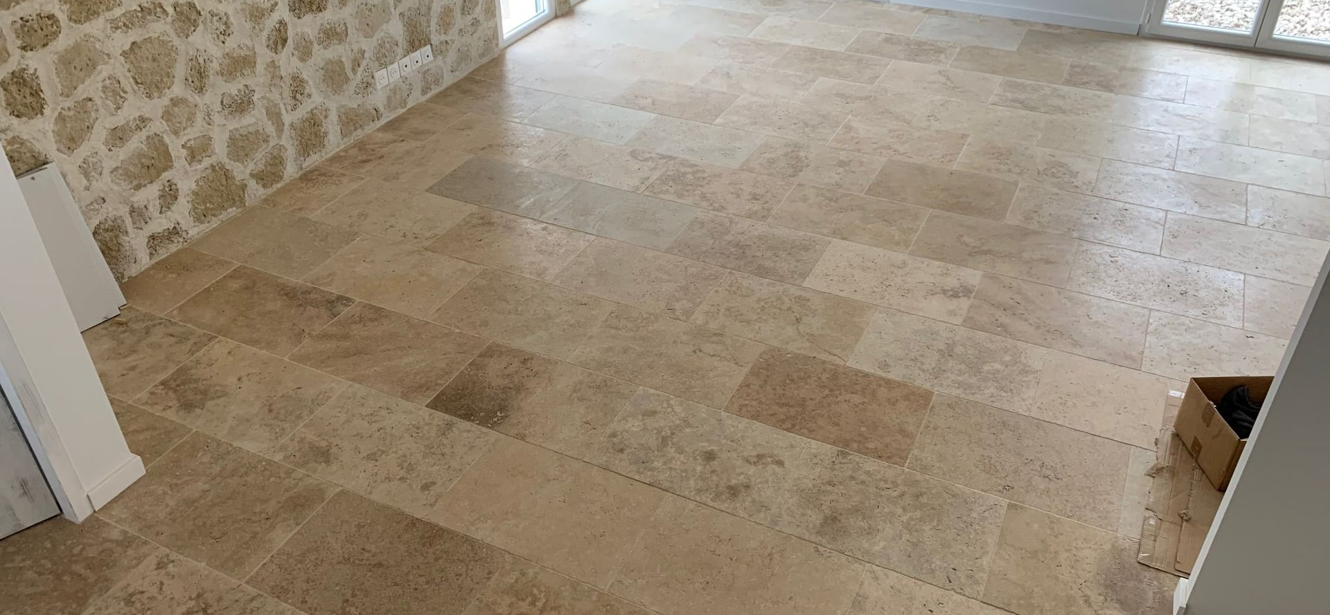 Carrelage beige et marron au sol