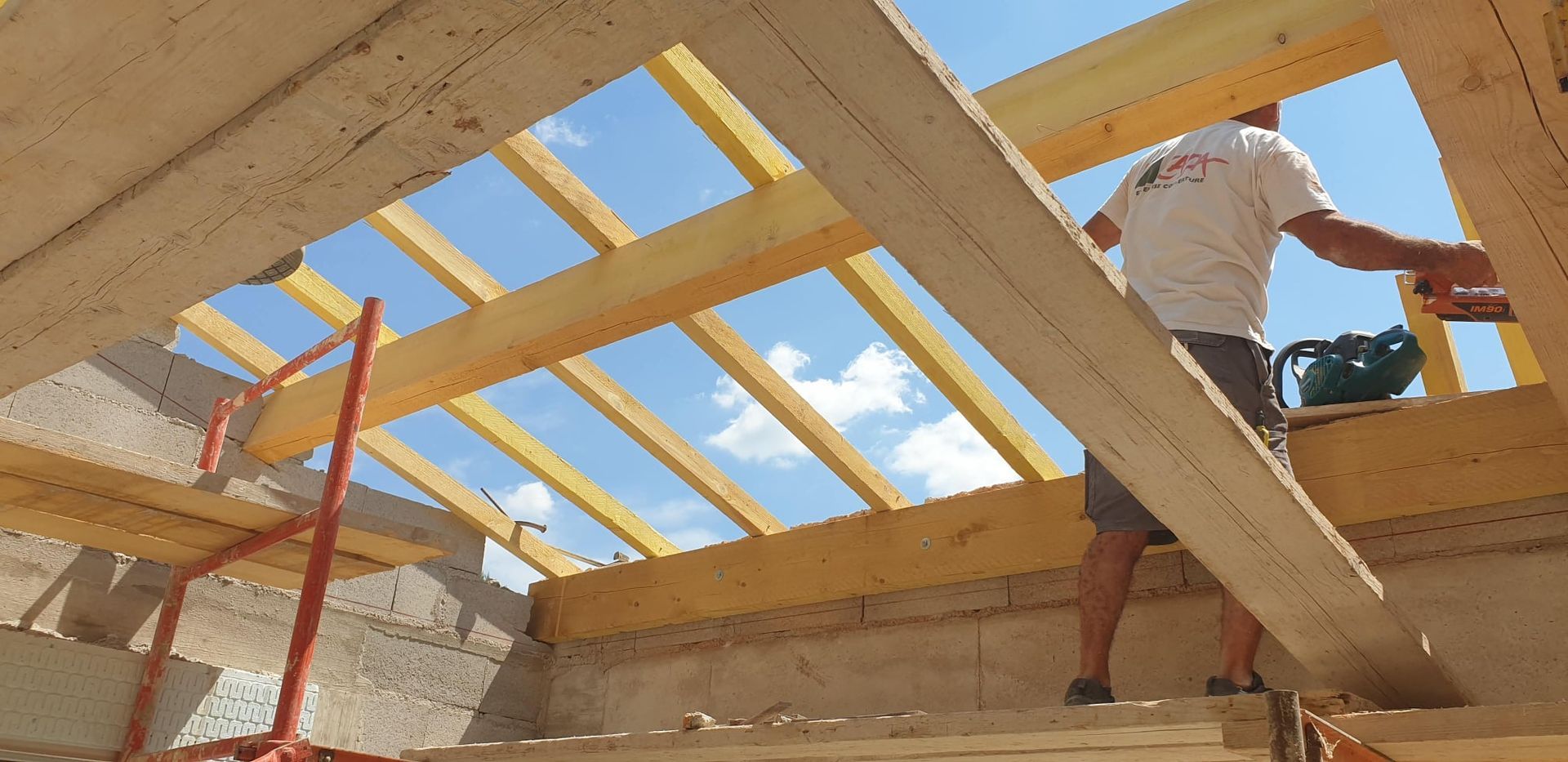 Construction de maison : pose de la charpente en bois
