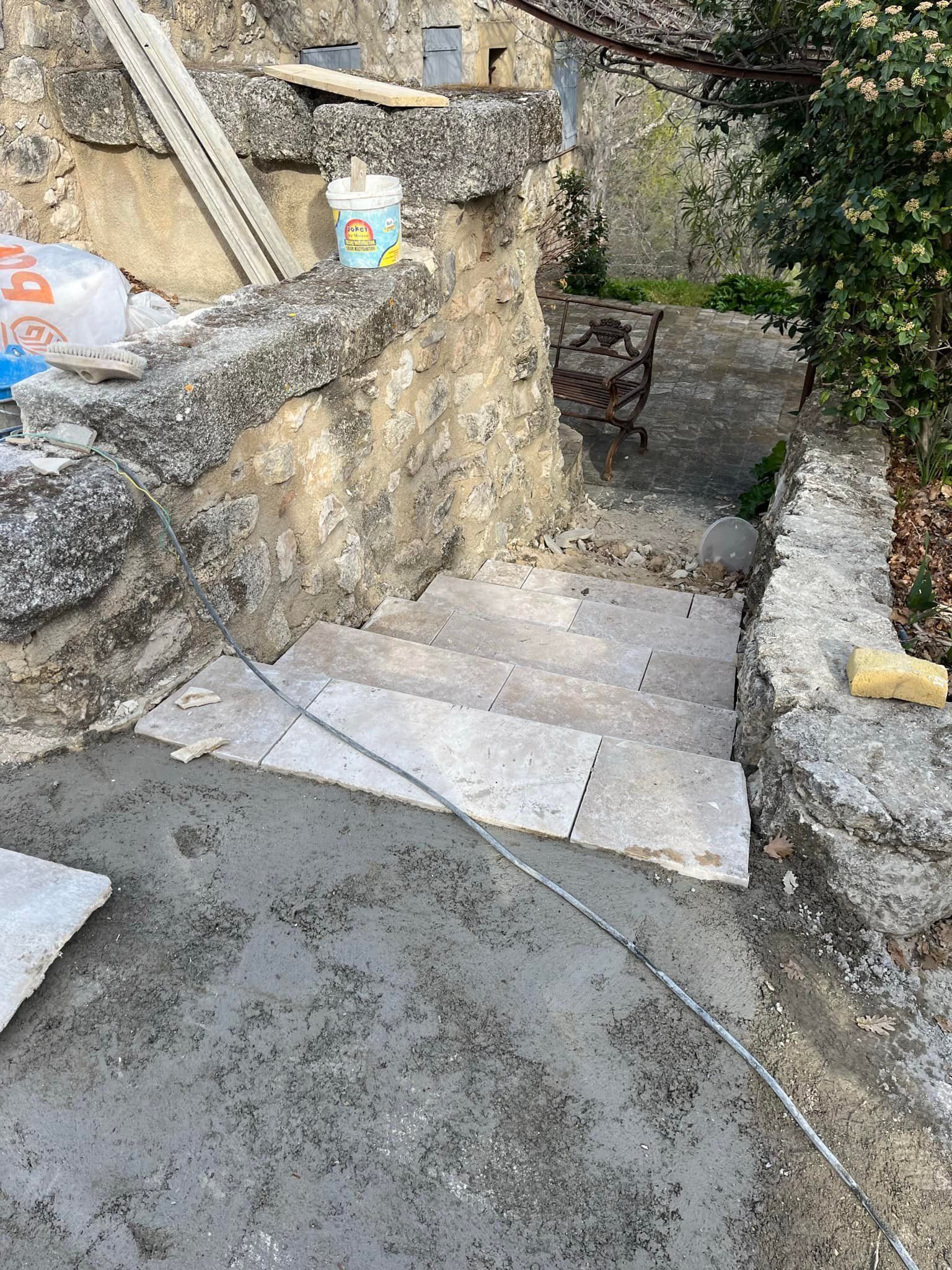 Escaliers extérieurs avec revêtement en carrelage