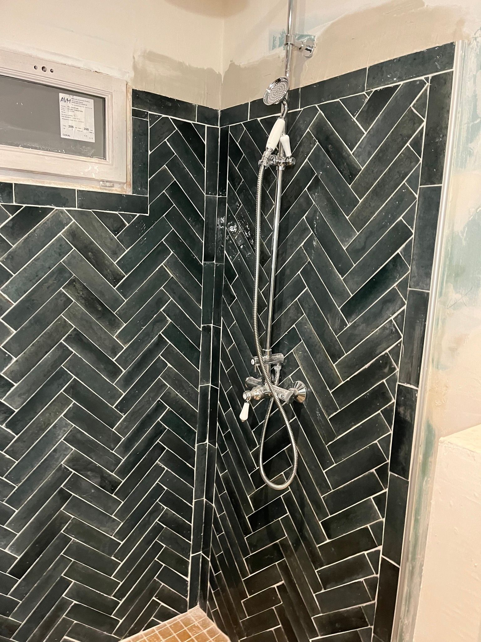 Carrelage sur les parois d'une douche