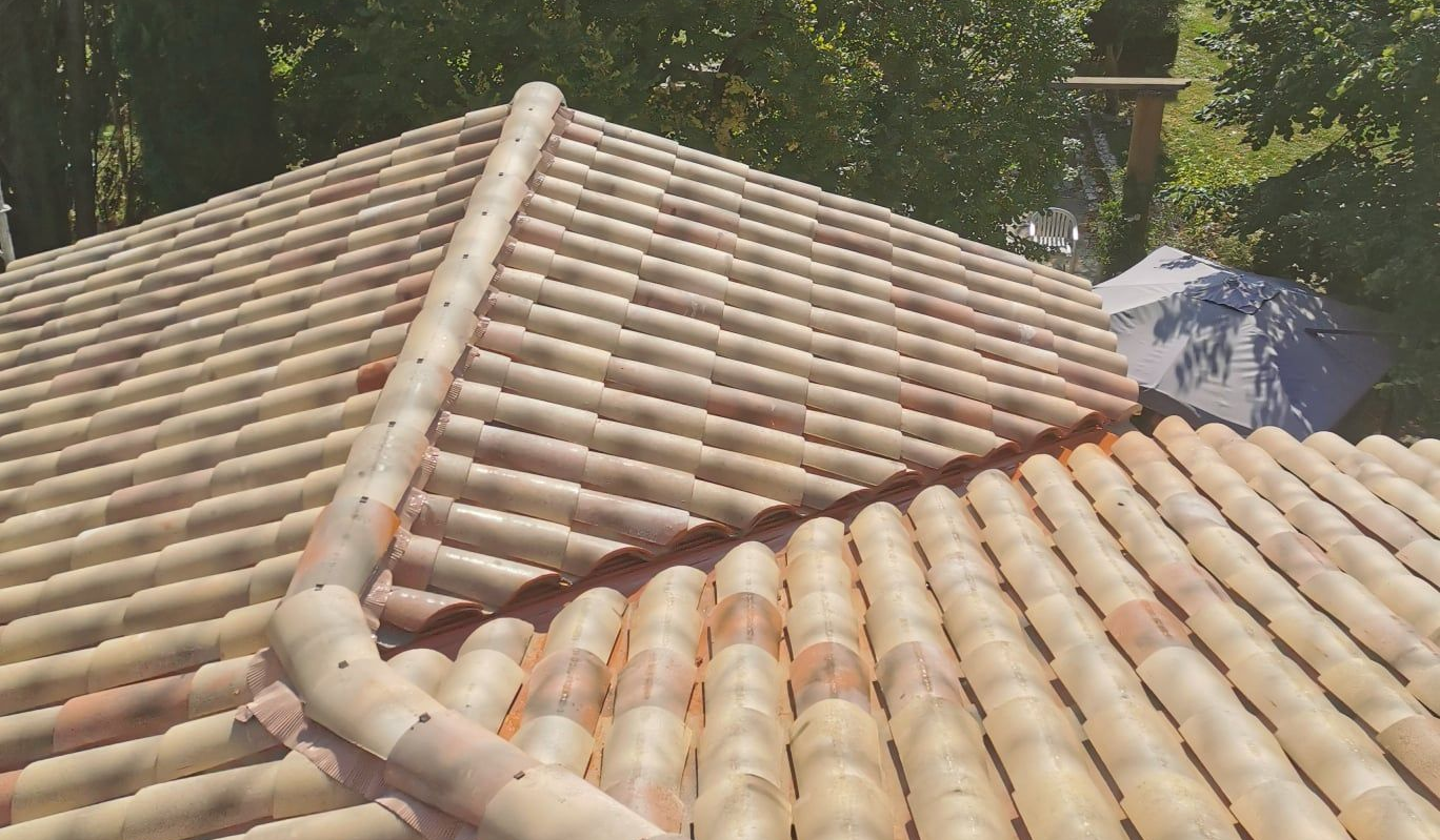 Toiture en tuile en forme de L - parasol en contre-bas