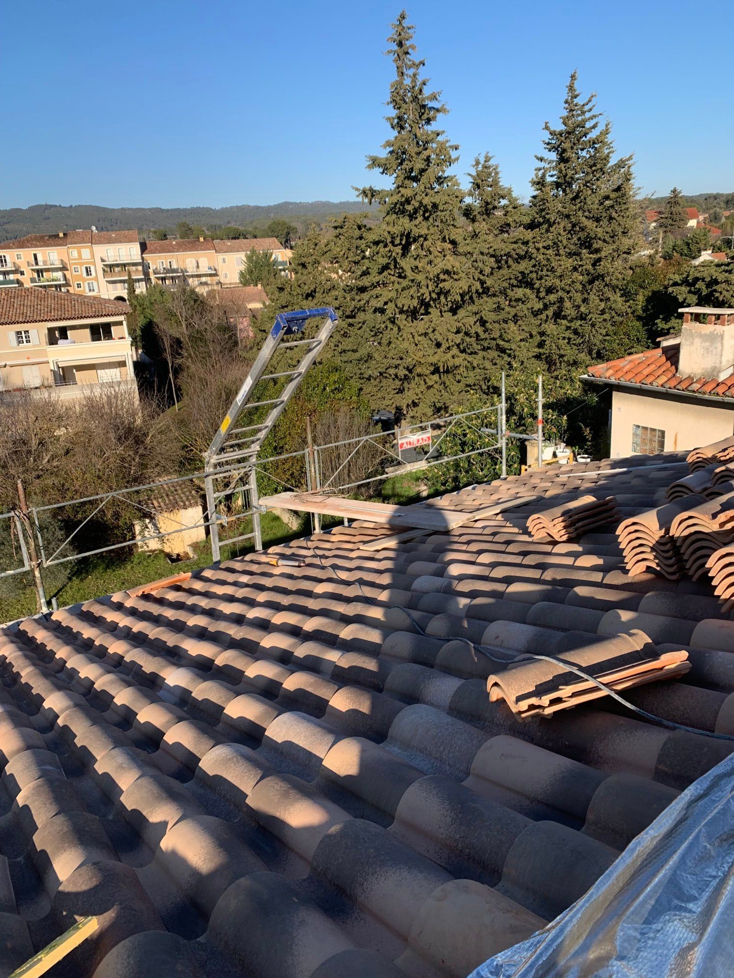 Pose d'une couverture en tuile : échafaudage installé