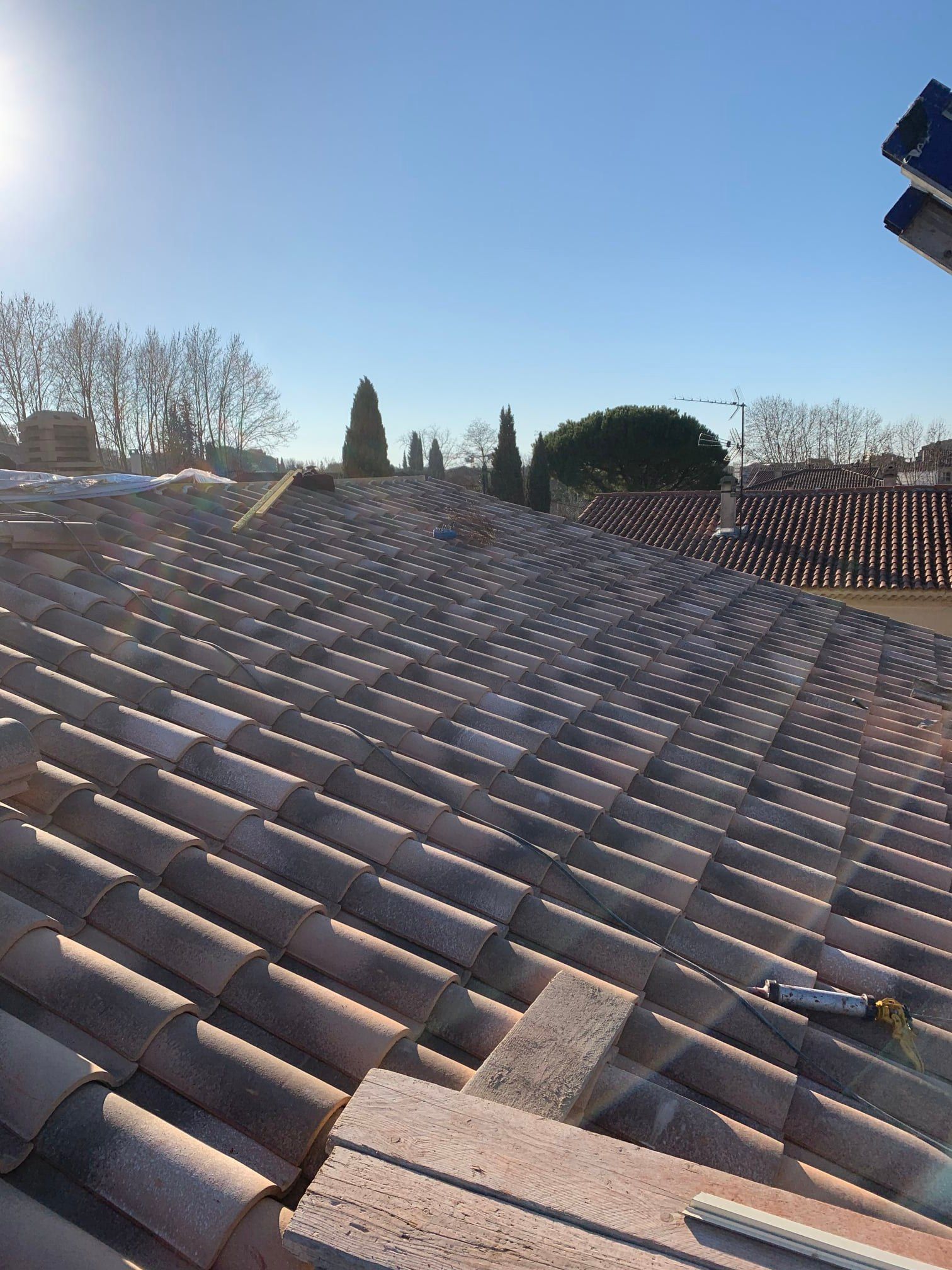 Toit en tuile finalisé - outils sur le toit