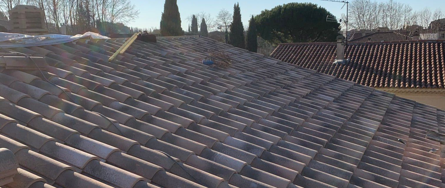 Toit en tuile finalisé - bâche sur l'autre partie