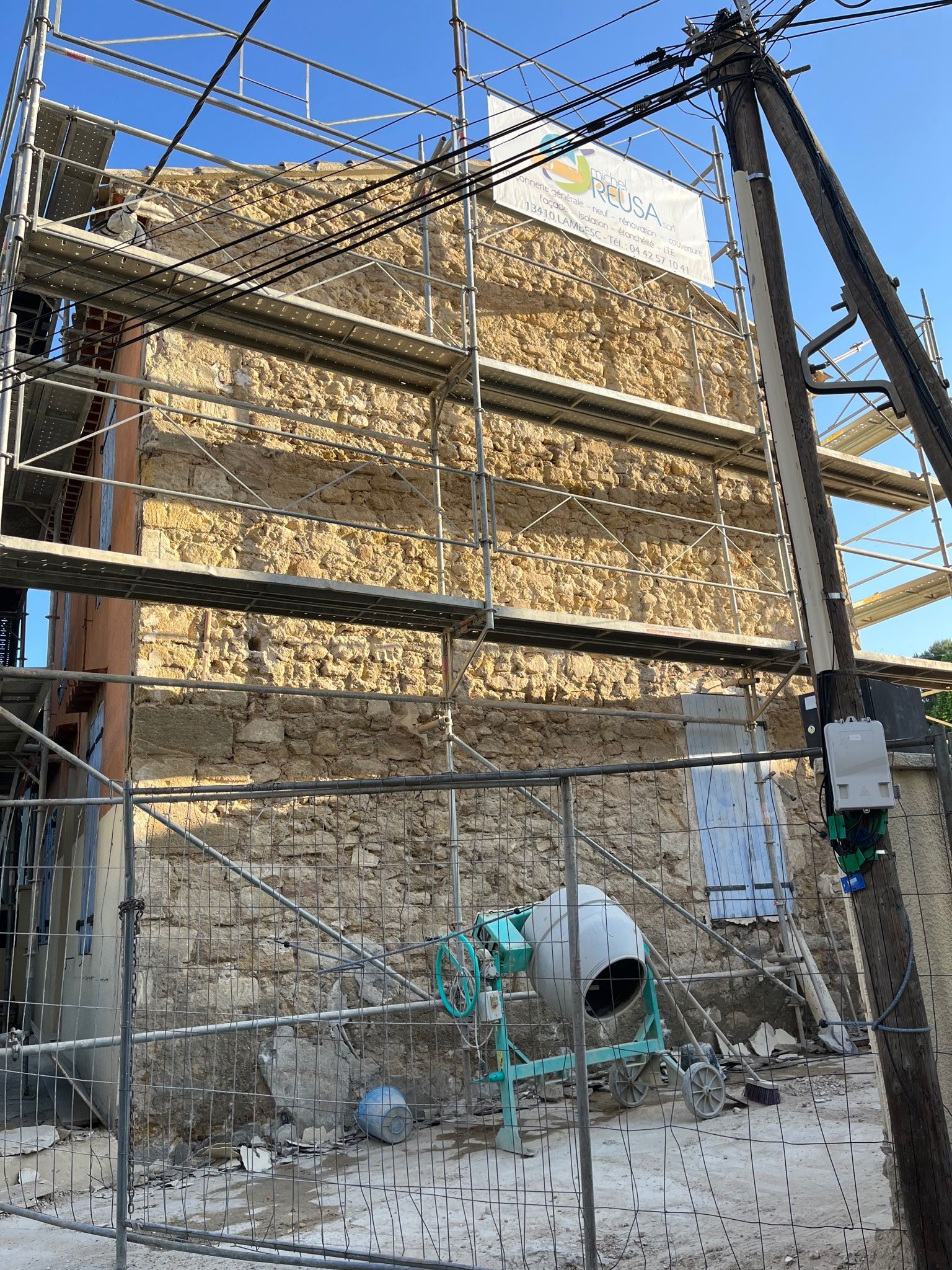 Échafaudage autour d'une maison en pierre