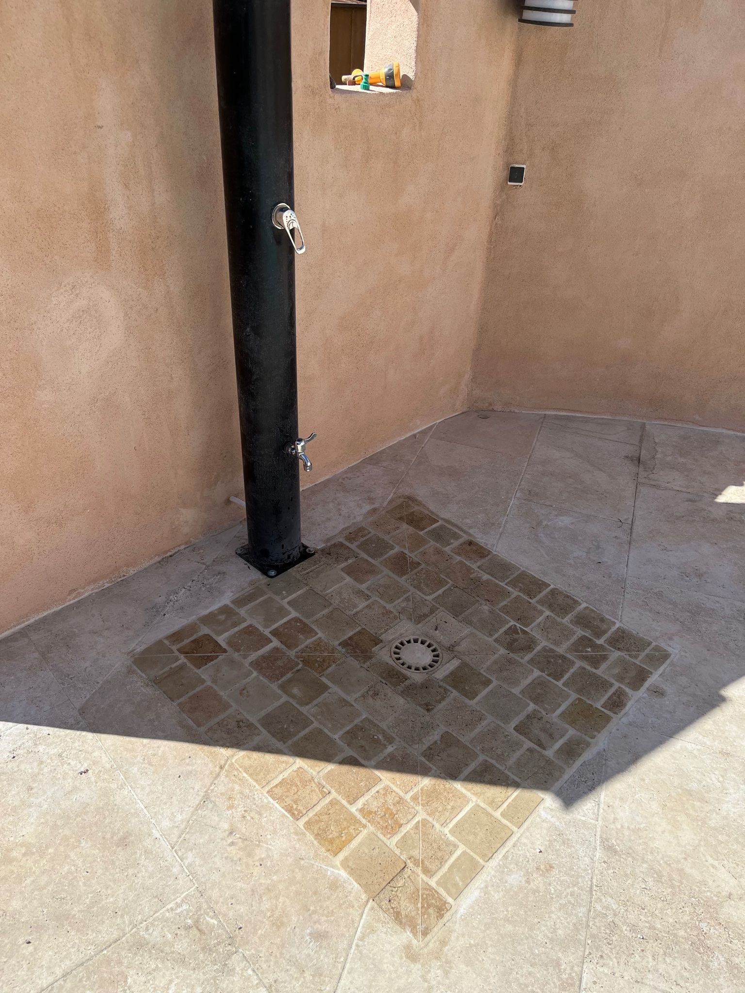 Douche extérieure en dalles