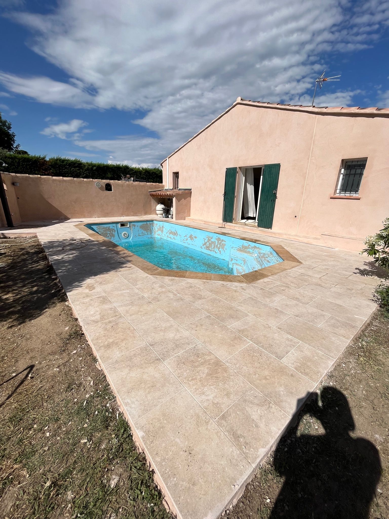 Terrasse en carrelage autour d'une piscine