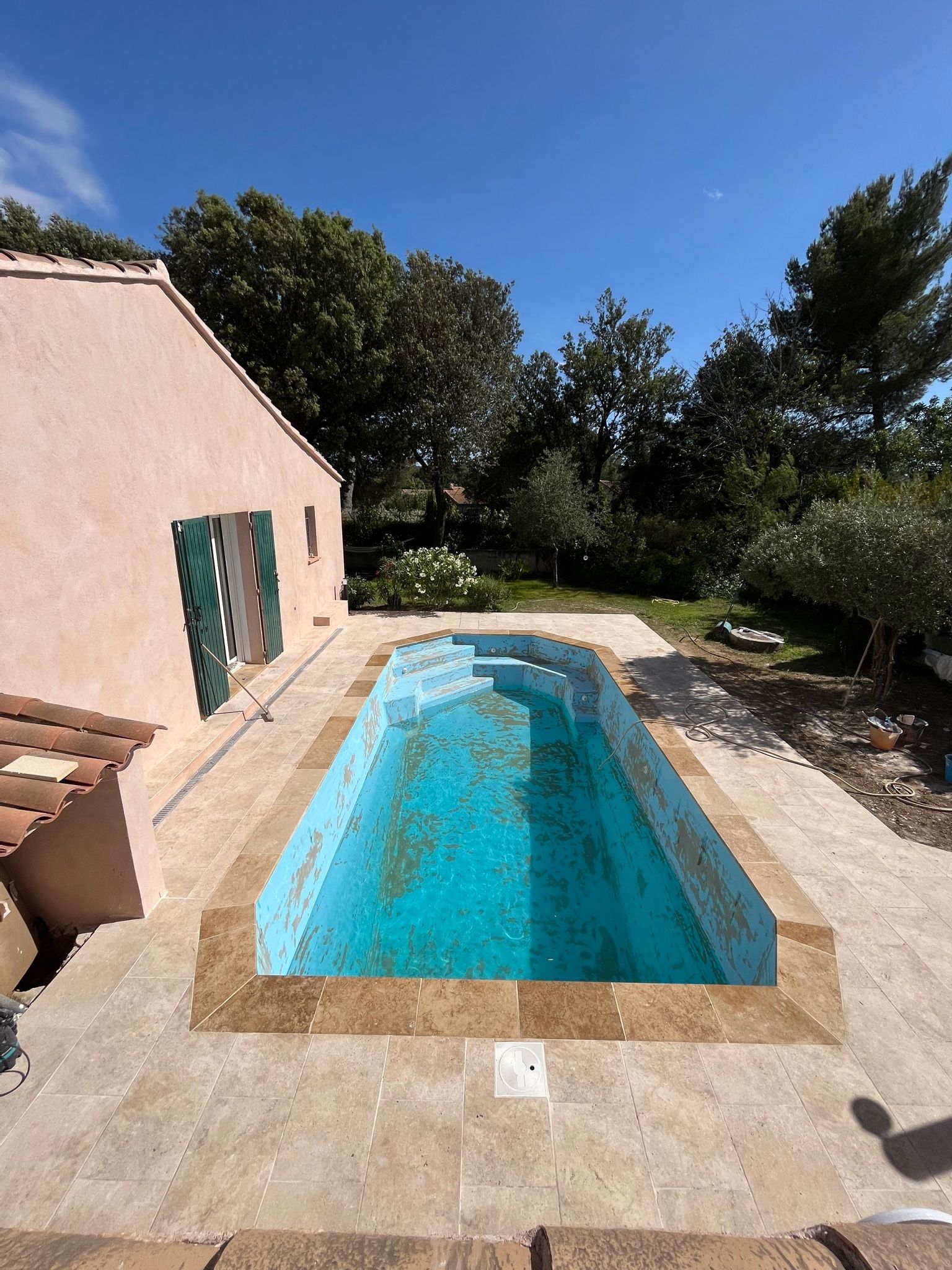 Tour de piscine en carrelage