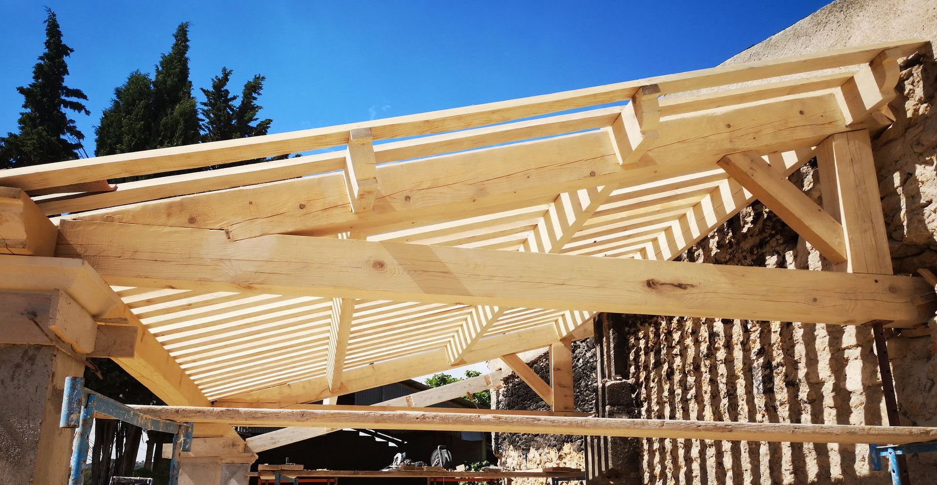 Construction d'une charpente pour un avant-toit