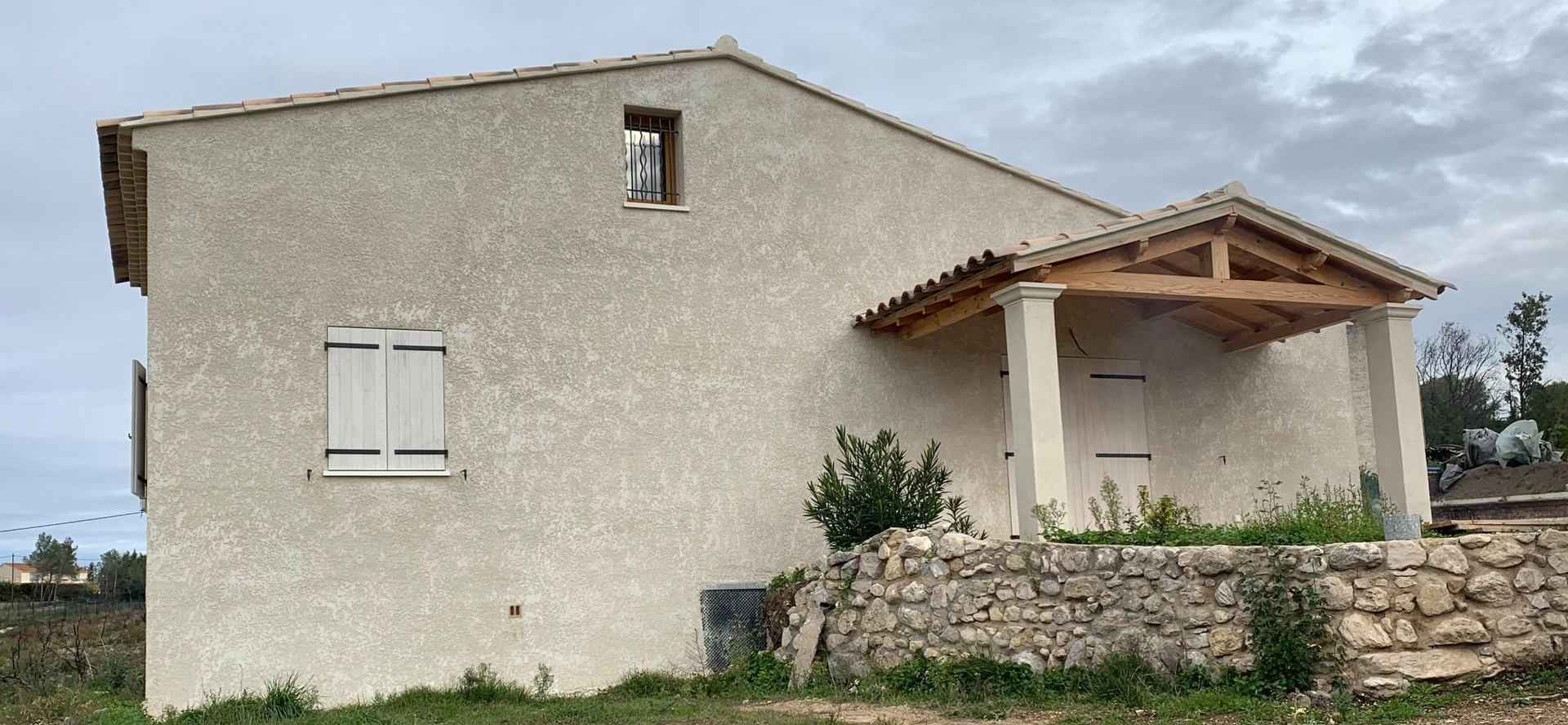 Grande maison individuelle avec un avant-toit au-dessus de la porte d'entrée