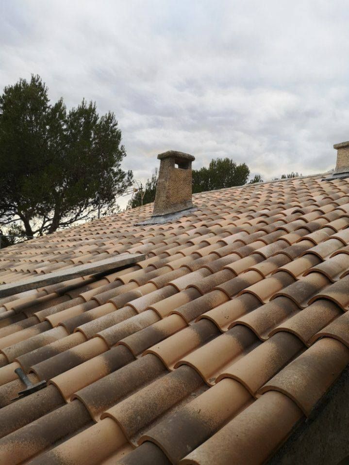 Toiture en tuile avec deux cheminées