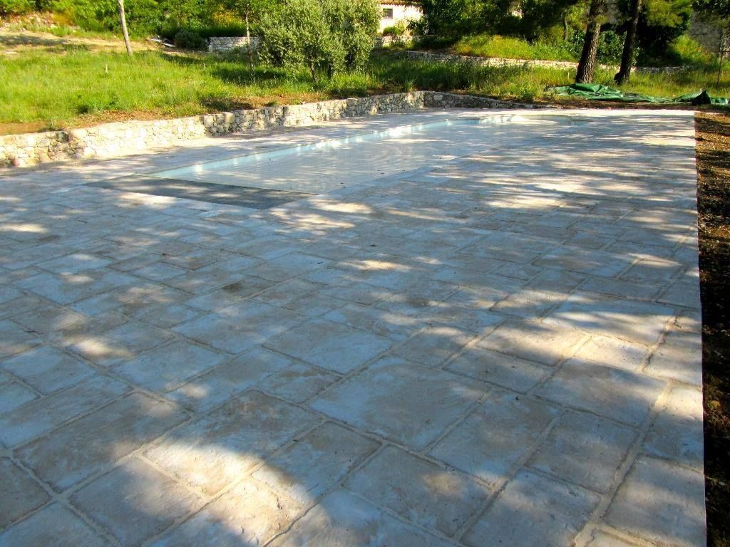 Grande terrasse en carrelage