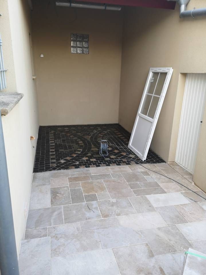 Pose de carrelage dans un sas extérieur