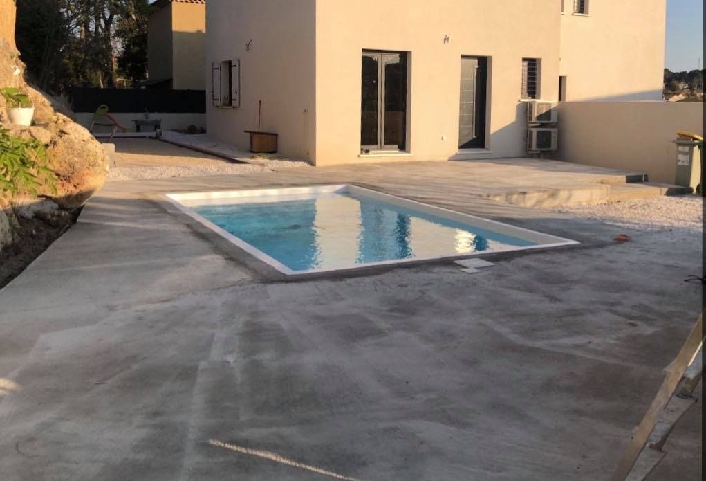 Dalle autour d'une piscine