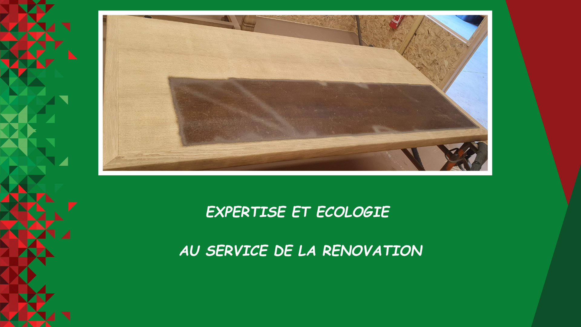 Table en bois avec écrit dessous Expertise et écologie au service de la rénovation sur fond vert.