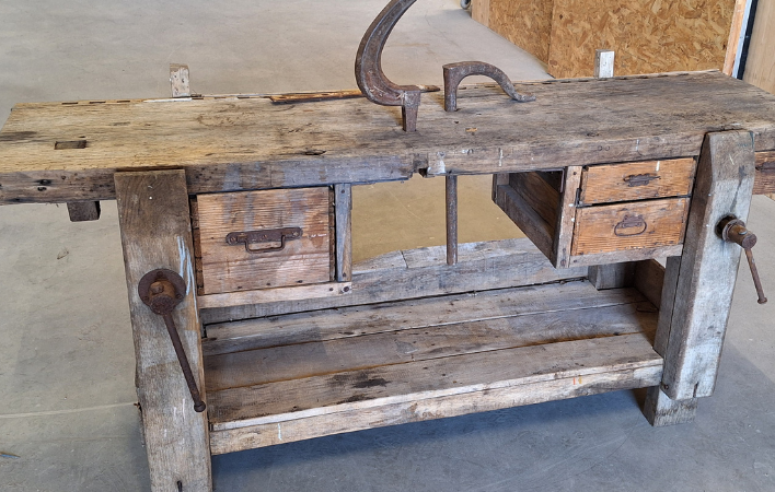 Ancien établi rustique en bois avec tiroirs et étau, avant décapage
