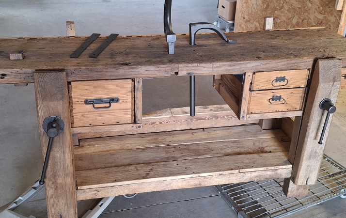 Ancien établi rustique en bois avec tiroirs et étau, après décapage