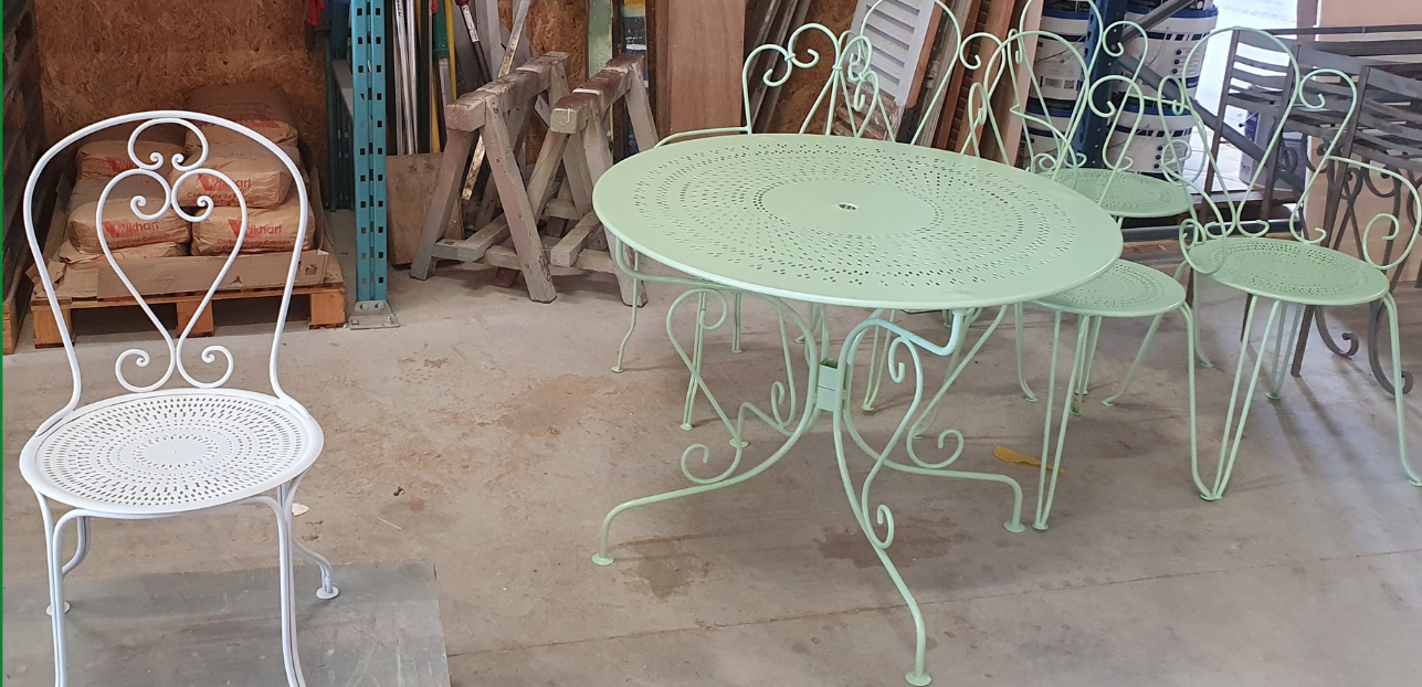 Tables et chaises de jardin bistro en métal pastel dans un atelier ou un patio