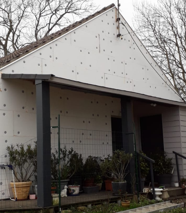 Travaux d'isolation extérieure en cours sur la façade d'une maison