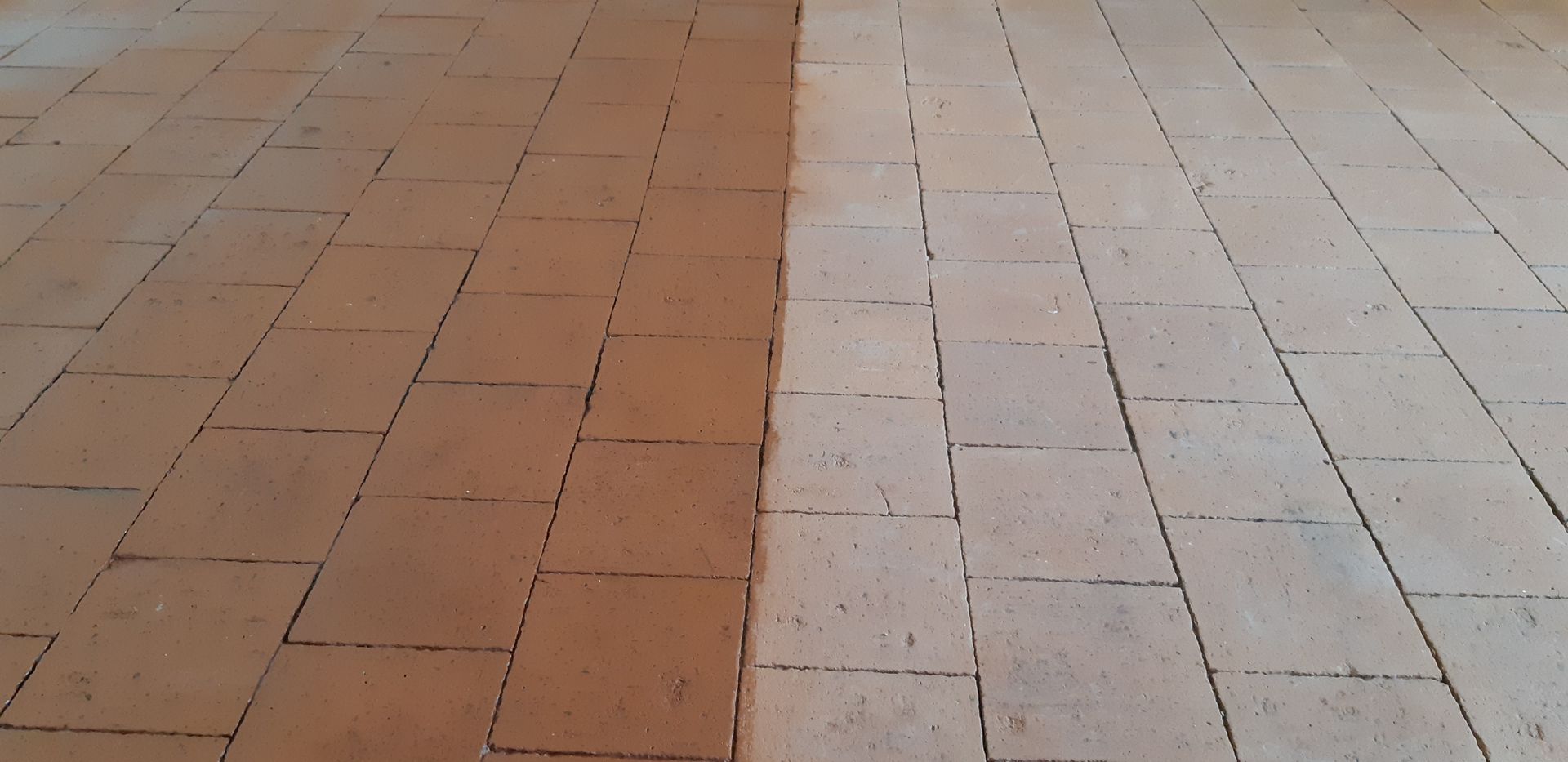 Pavés de terre cuite et de carreaux clairs avec d'un côté la partie foncée non décapée, l'autre décapée et plus claire