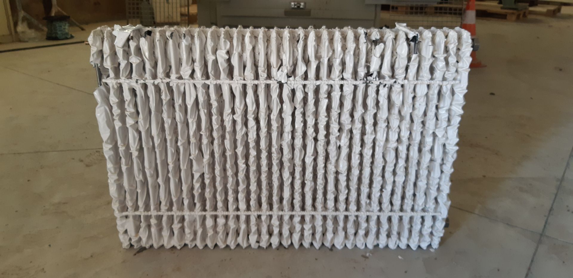 Radiateur blanc peint très abîmé avant décapage.