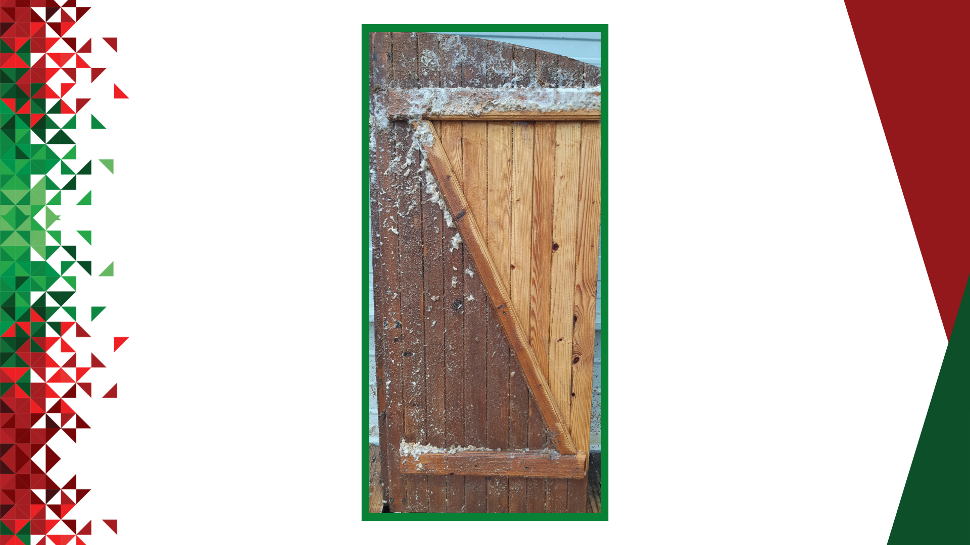 Porte rustique en bois enneigée, encadrée de vert sur fond blanc avec une bordure géométrique rouge et verte.