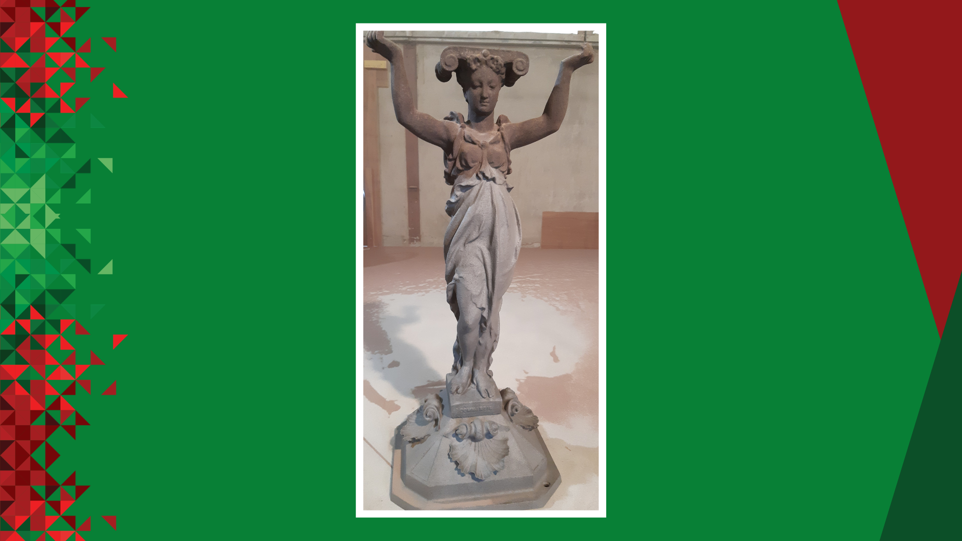 Statue d'une figure ailée aux bras levés, encadrée verticalement, sur fond vert avec des touches de rouge.