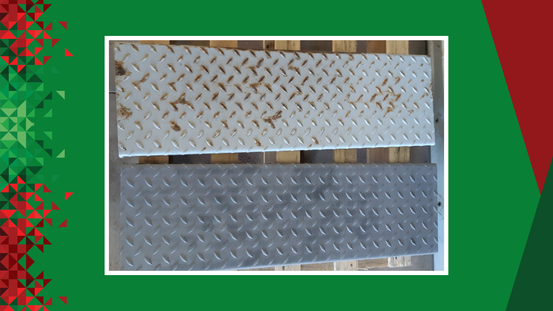 Panneaux métalliques à damier avant et après décapage, encadrés par un fond géométrique vert et rouge.