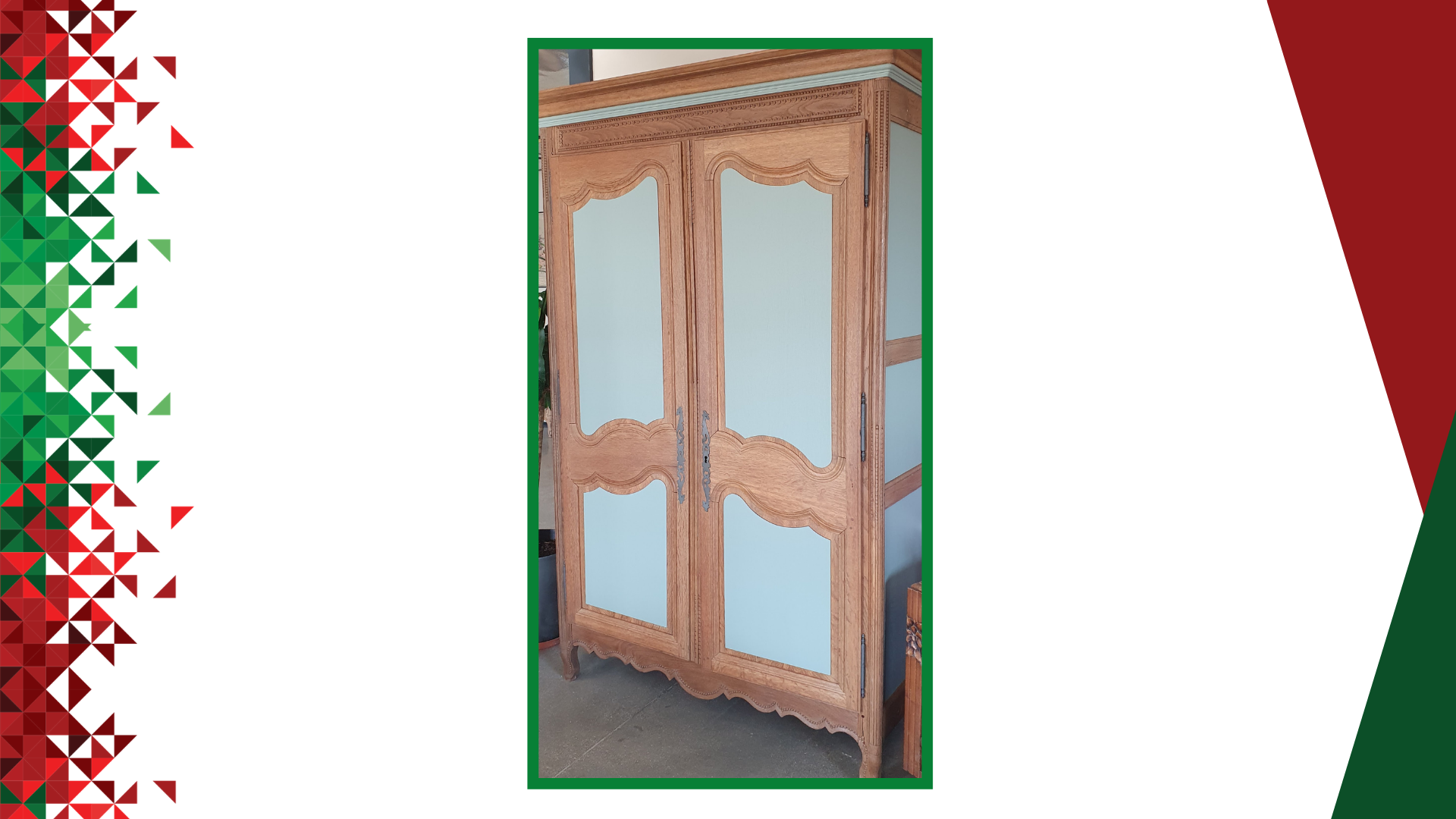 Armoire double en bois avec panneaux miroirs et garnitures sculptées, encadrée d'une bordure verte