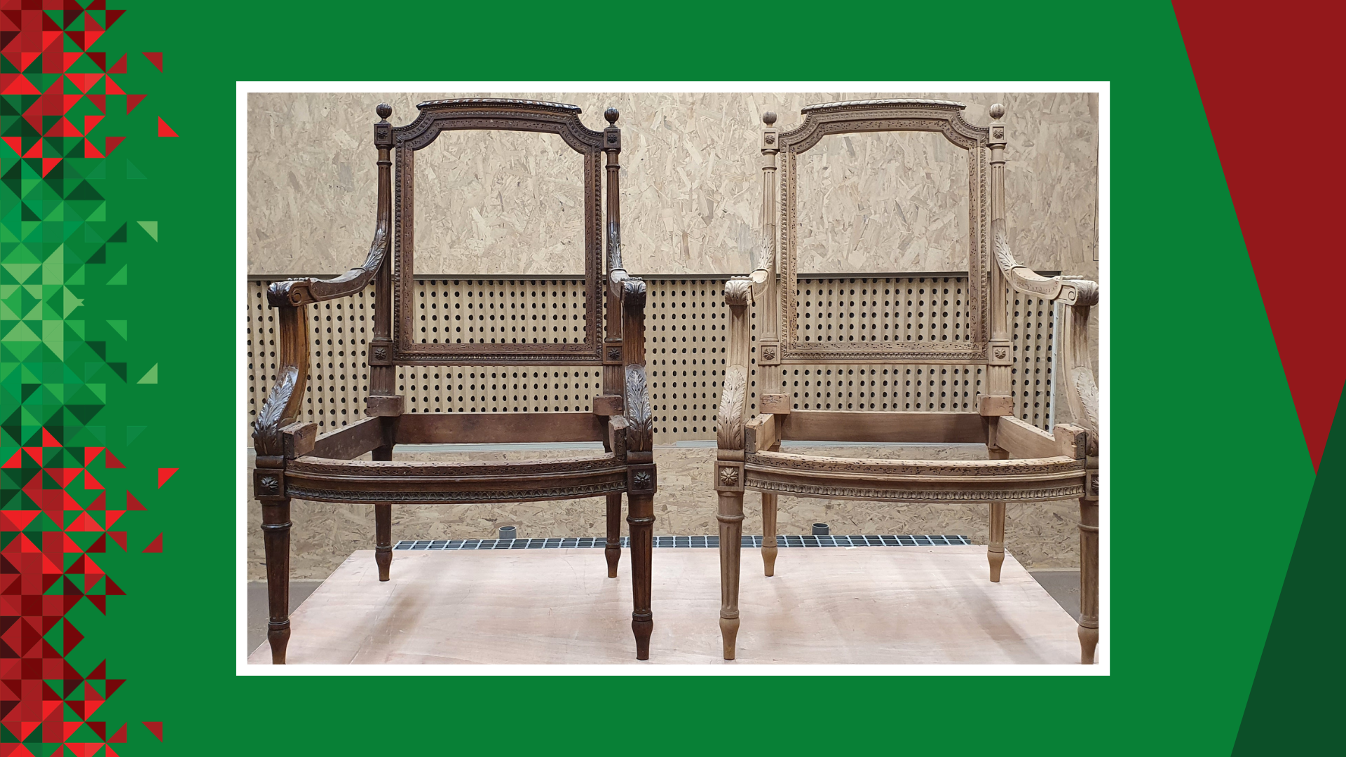 Deux chaises en bois finement ouvragées, l'une foncée et l'autre claire, disposées côte à côte sur un fond à motifs.