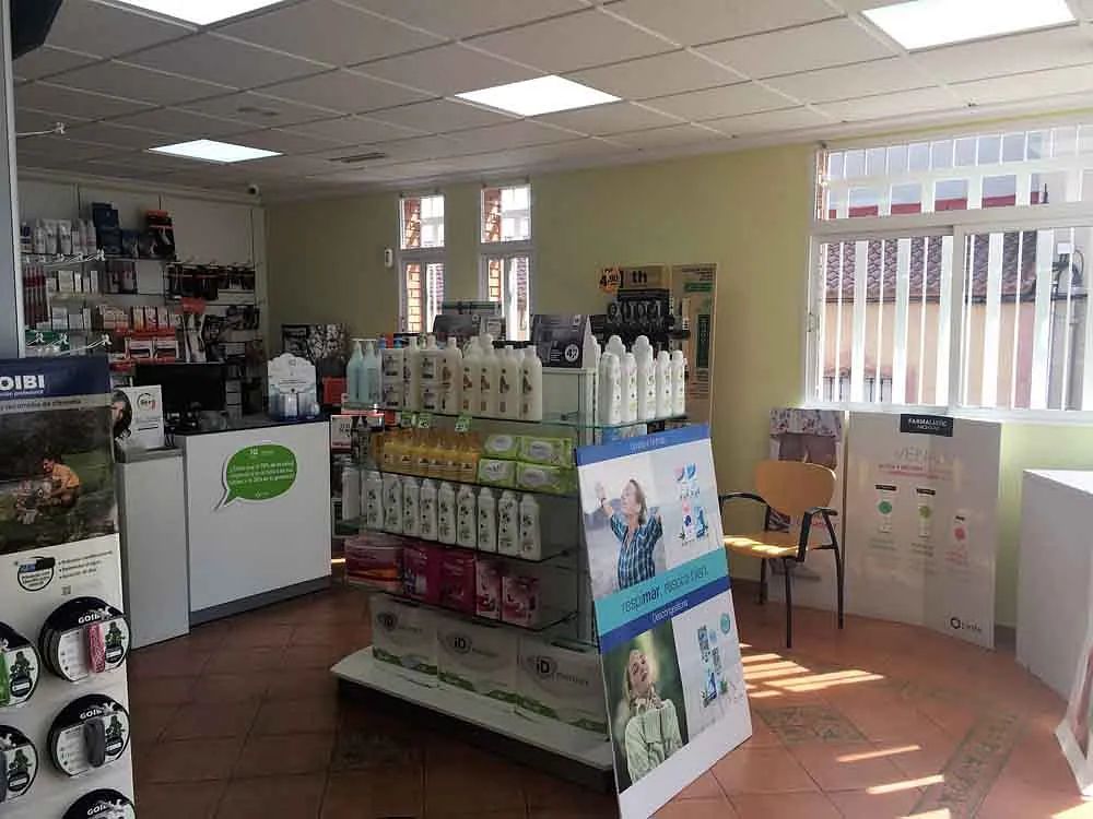 El interior de una farmacia con muchos productos en los estantes.