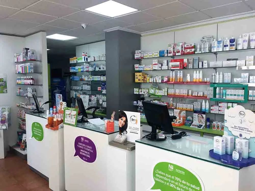 Una farmacia con muchos productos en los estantes y un mostrador.