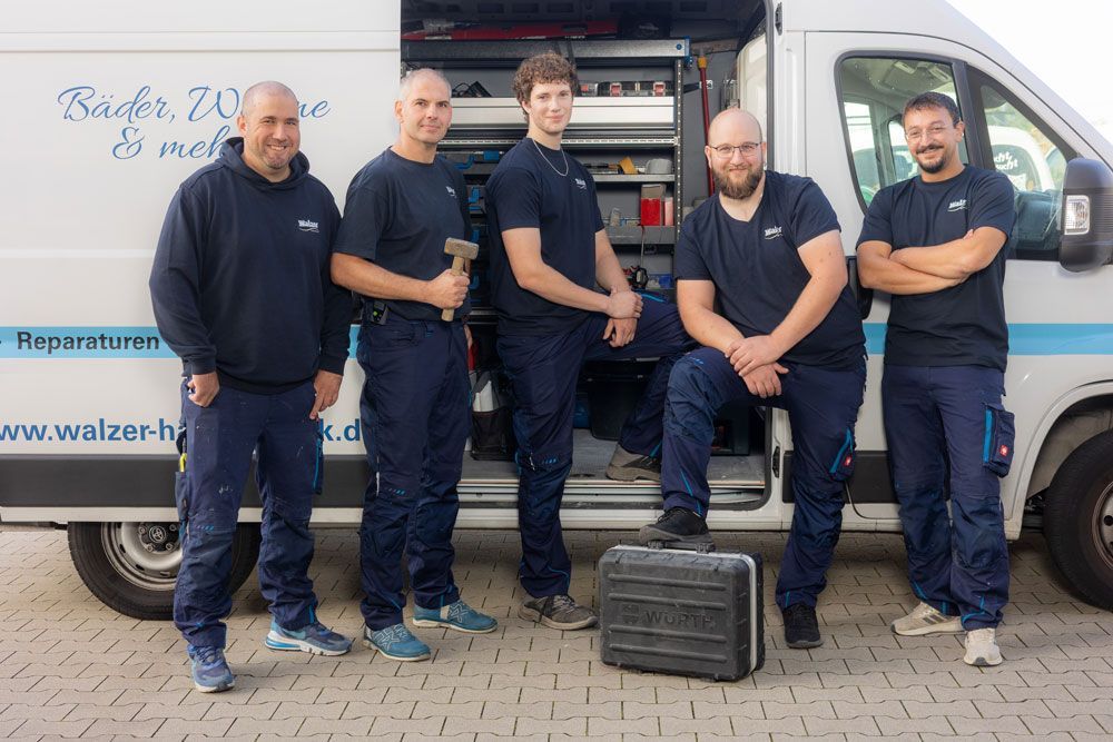 Modernes Badezimmer mit freistehender Badewanne, türkis gemusterten Wänden, Leiter und schwebendem Doppelwaschtisch.