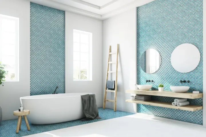Modernes Badezimmer mit freistehender Badewanne, türkis gemusterten Wänden, Leiter und schwebendem Doppelwaschtisch.